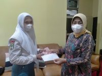 KEPALA SEKOLAH SMA N 13 SEMARANG MENYERAHKAN SANTUNAN KEPADA SISWA YANG ORANGTUANYA MENINGGAL AKIBAT COVID-19