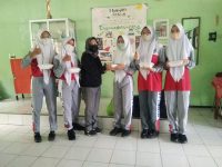 Jumat Berkah, Program Sedekah Nasi di Kelas X MIPA 2 SMAN 13 Semarang