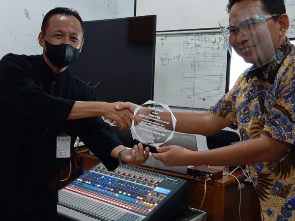 “Pelatihan Broadcasting” Study Banding SMAN 13 Semarang ke B7, FBS, UNNES