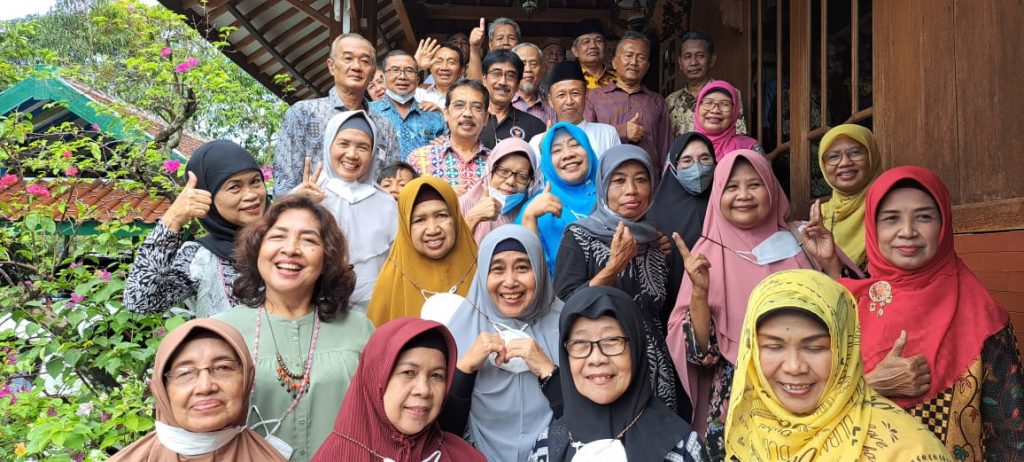 Silahturahmi Kepala SMAN 13 Semarang Ke Paguyuban Purna Tugas