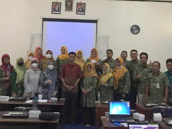 Pelatihan Penulisan Artikel Ilmiah oleh Dosen UNNES di SMAN 13 Semarang