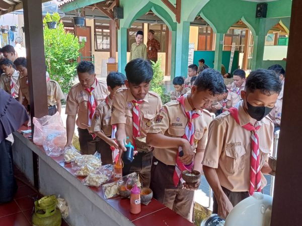 Jumat Berkah “Berbagi Nasi Bungkus” SMAN 13 Semarang